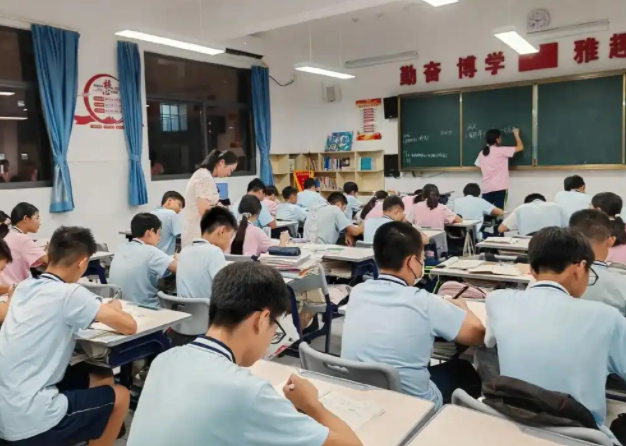 優(yōu)質均衡方向加速跨進并積極探索高中教育特征多元展開新途徑